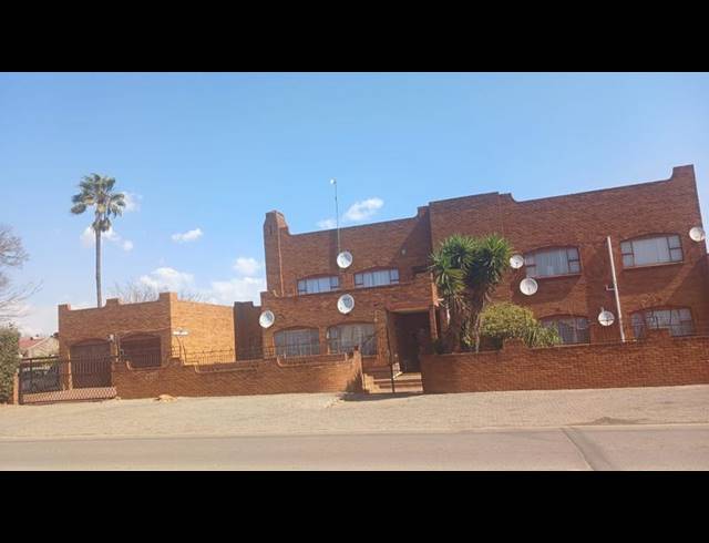 18 BEDROOM HOUSE FOR SALE IN HOSPITAL VIEW